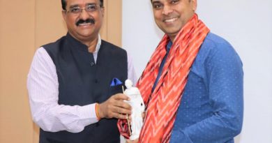 Sri B P Acharya, IAS, Special Chief Secretary to Govt of Telangana & DG of the Institute presenting mementos to Professor Krishnamurthy V Subramanian, Chief Economic Advisor to Govt of India.