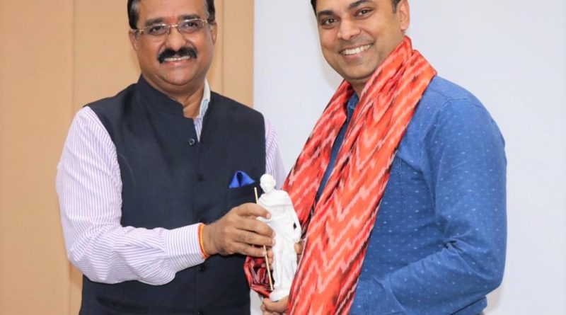 Sri B P Acharya, IAS, Special Chief Secretary to Govt of Telangana & DG of the Institute presenting mementos to Professor Krishnamurthy V Subramanian, Chief Economic Advisor to Govt of India.